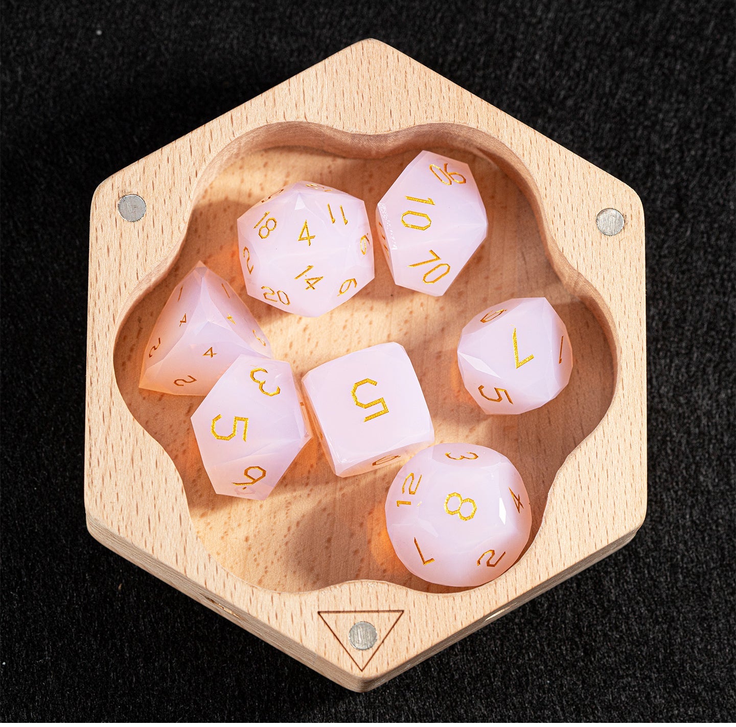 Ensemble de 7 dés en opale rose taillée en diamant 