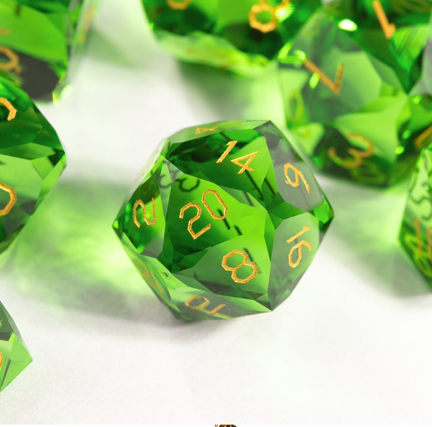 Ensemble de 7 dés en cristal vert taillé en diamant 