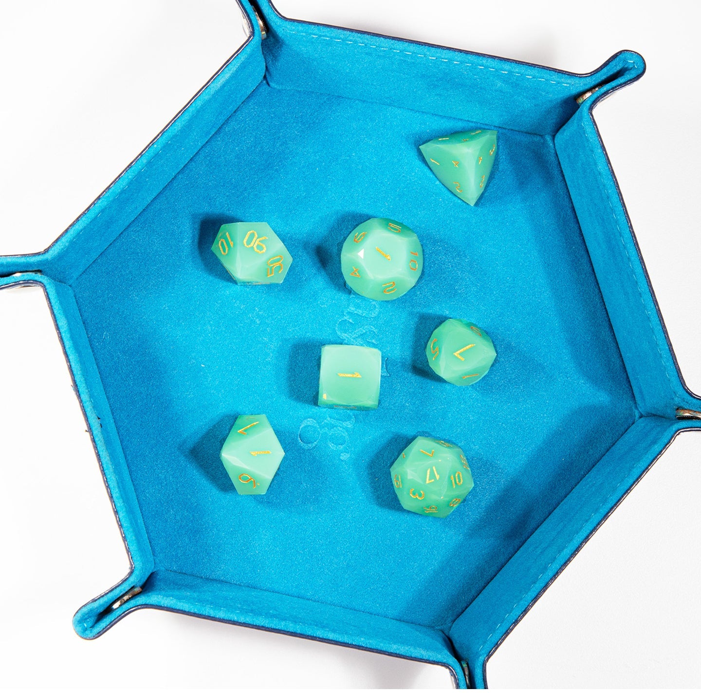 Ensemble de 7 dés en opaline verte taillée en diamant 