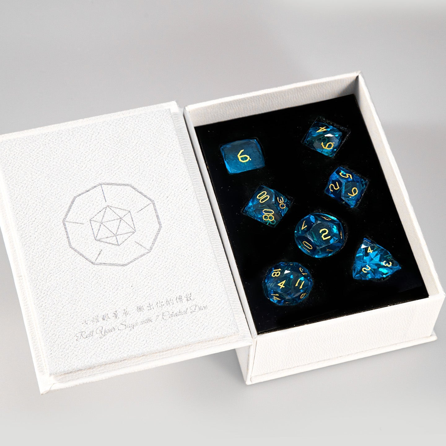 Ensemble de 7 dés en cristal bleu mer taillé en diamant 