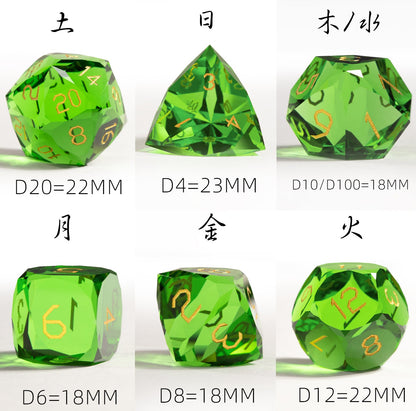 Ensemble de 7 dés en cristal vert taillé en diamant 