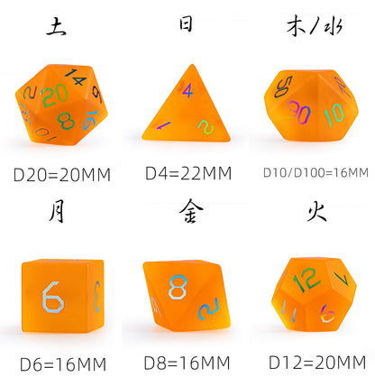 Ensemble de 7 dés polyédriques en verre plaqué orange ambré 