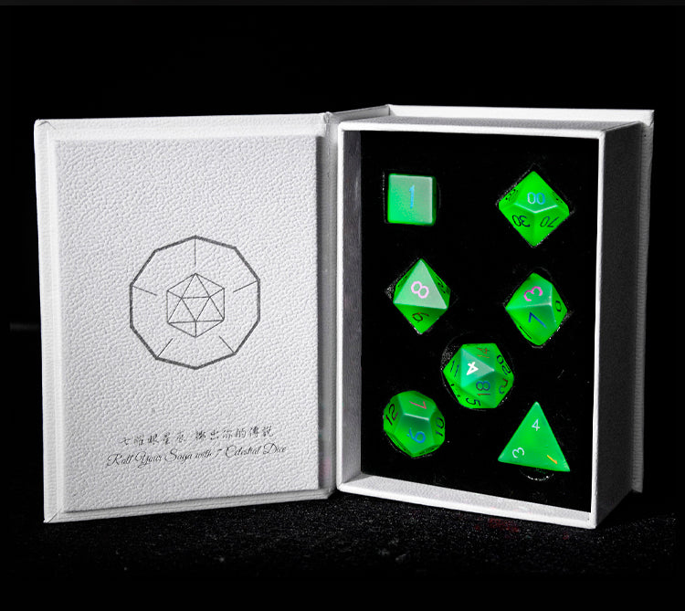 Ensemble de 7 dés polyédriques en verre plaqué vert émeraude 