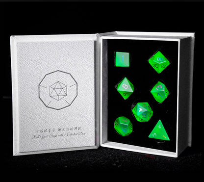 Ensemble de 7 dés polyédriques en verre plaqué vert émeraude 