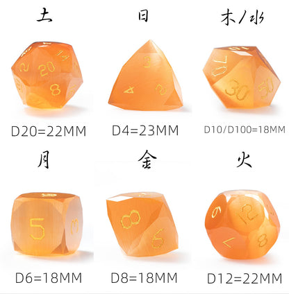Ensemble de 7 dés en cristal œil-de-chat ambré taillés en diamant 