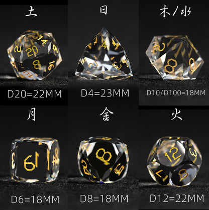 Ensemble de 7 dés en verre blanc taillés en diamant 