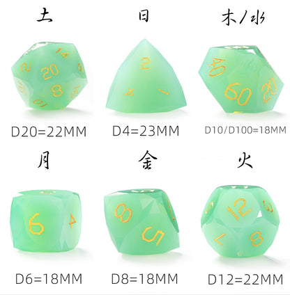 Ensemble de 7 dés en opaline verte taillée en diamant 