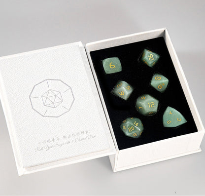 Ensemble de 7 dés en aventurine verte taillée en diamant 
