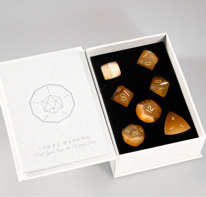 Ensemble de 7 dés en cristal œil-de-chat ambré taillés en diamant 