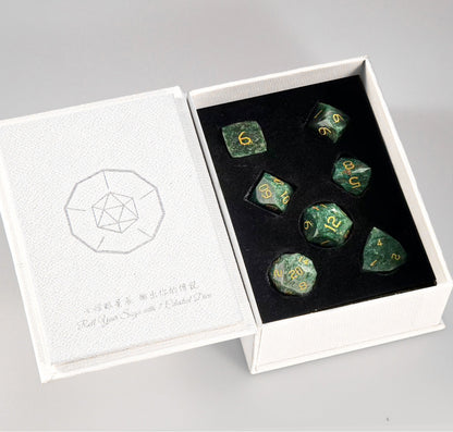 Ensemble de 7 dés en jade africain taillé en diamant 