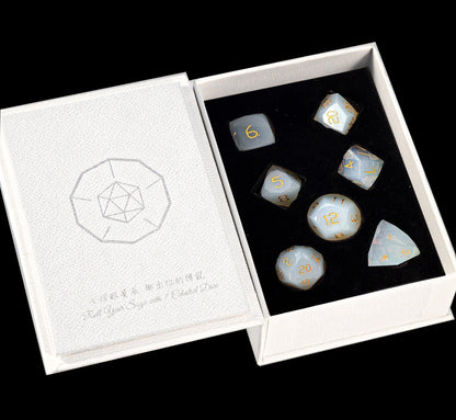 Ensemble de 7 dés en opale blanche taillée en diamant 