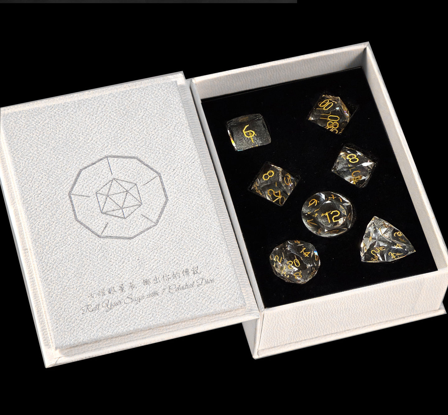 Ensemble de 7 dés en verre blanc taillés en diamant 