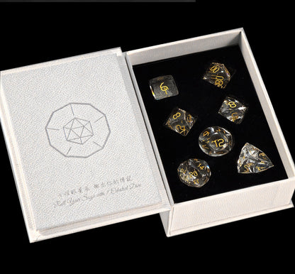 Ensemble de 7 dés en verre blanc taillés en diamant 