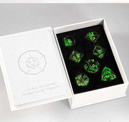Ensemble de 7 dés en cristal vert taillé en diamant 