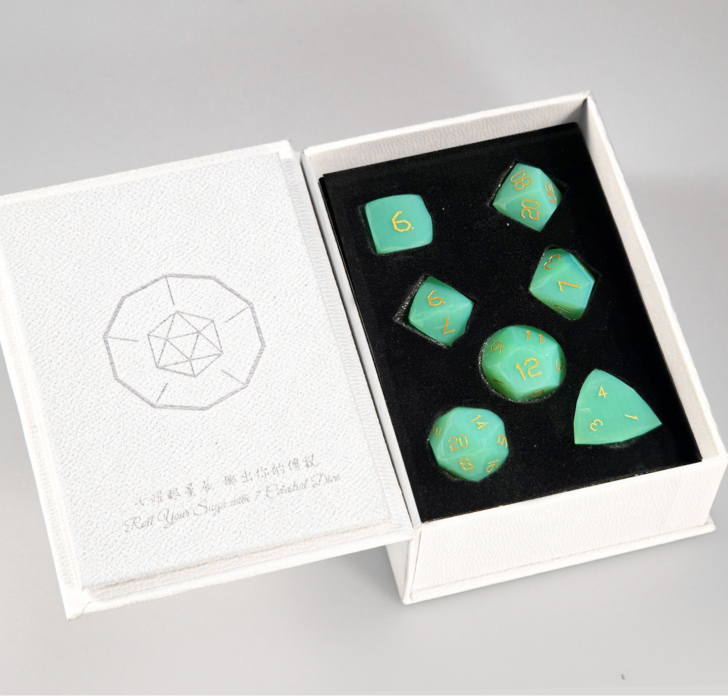 Ensemble de 7 dés en opaline verte taillée en diamant 