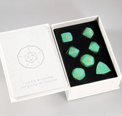 Ensemble de 7 dés en opaline verte taillée en diamant 