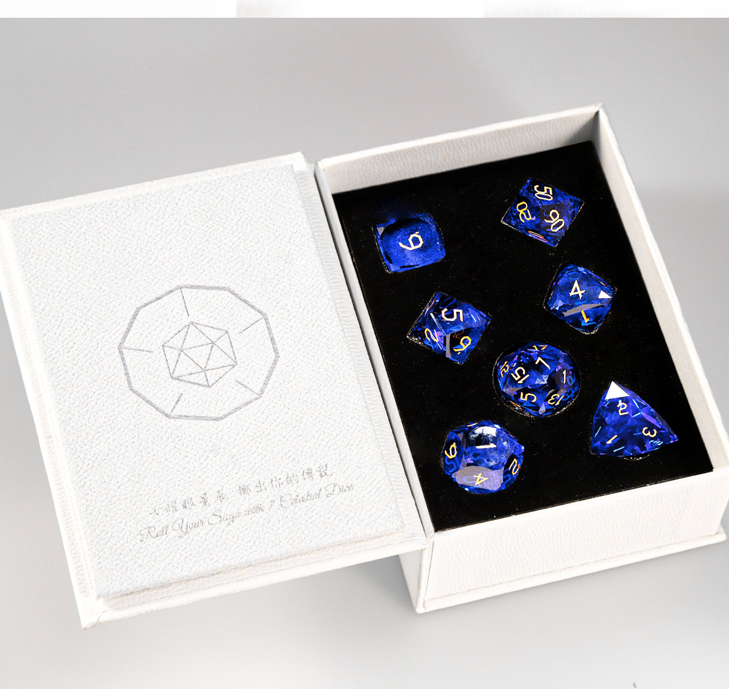Ensemble de 7 dés en cristal bleu royal taillé en diamant 