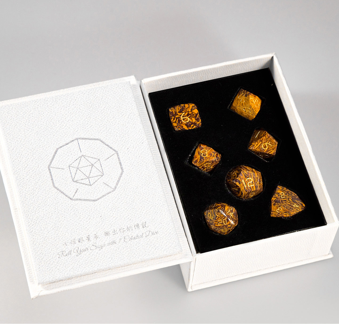 Ensemble de 7 dés en jade doré à facettes diamantées