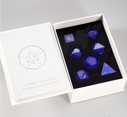 Ensemble de 7 dés polyédriques en verre bleu royal plaqué 