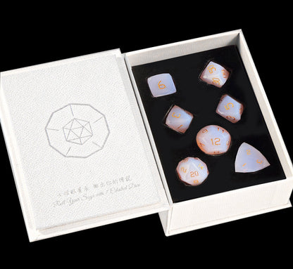 Ensemble de 7 dés en opale rose taillée en diamant 