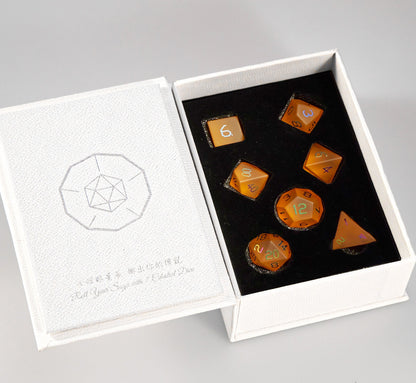 Ensemble de 7 dés polyédriques en verre plaqué orange ambré 