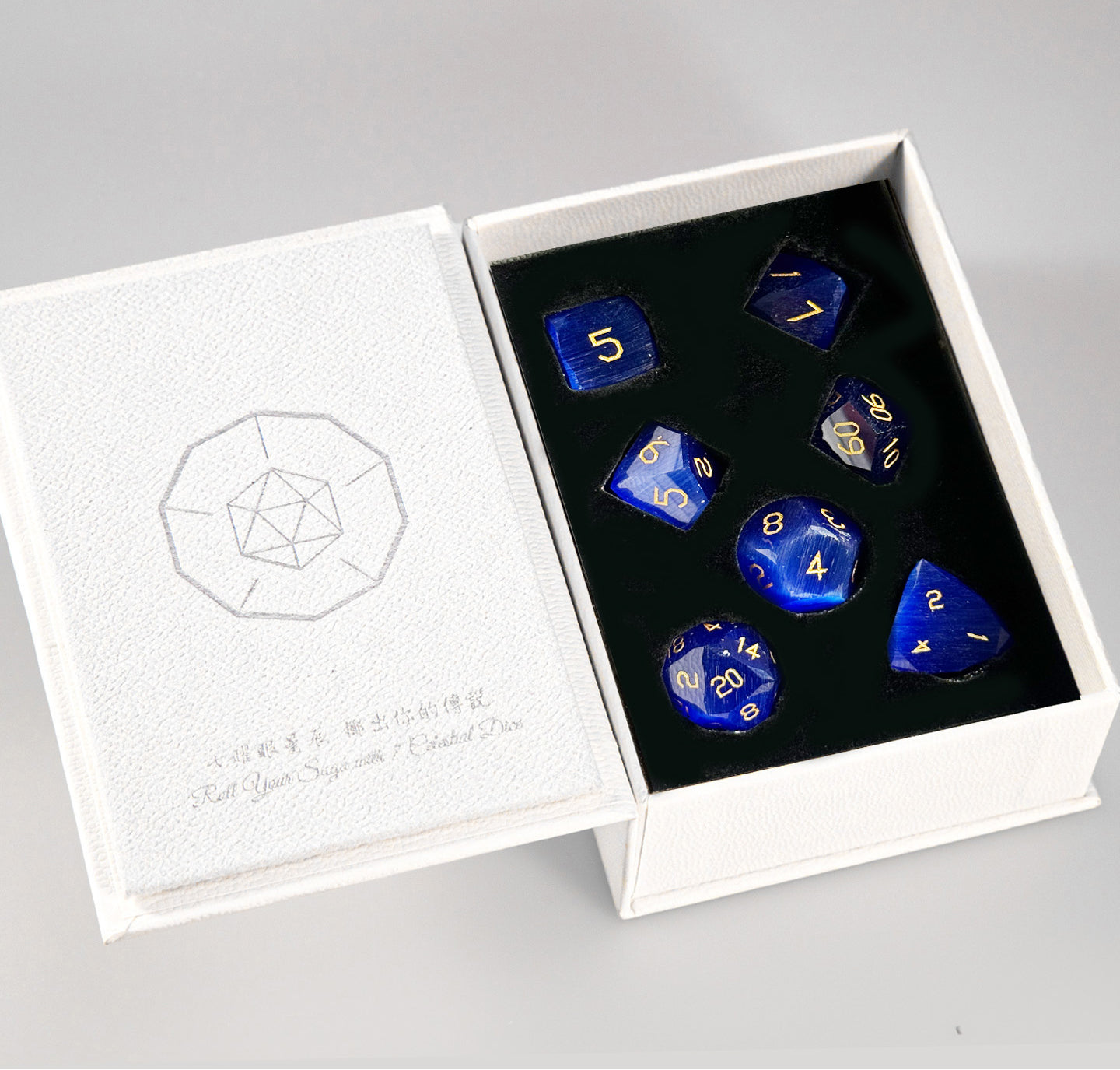 Ensemble de 7 dés en cristal œil-de-chat bleu royal taillés en diamant 