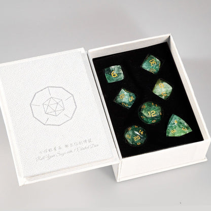Ensemble de 7 dés en fluorite verte taillée en diamant 