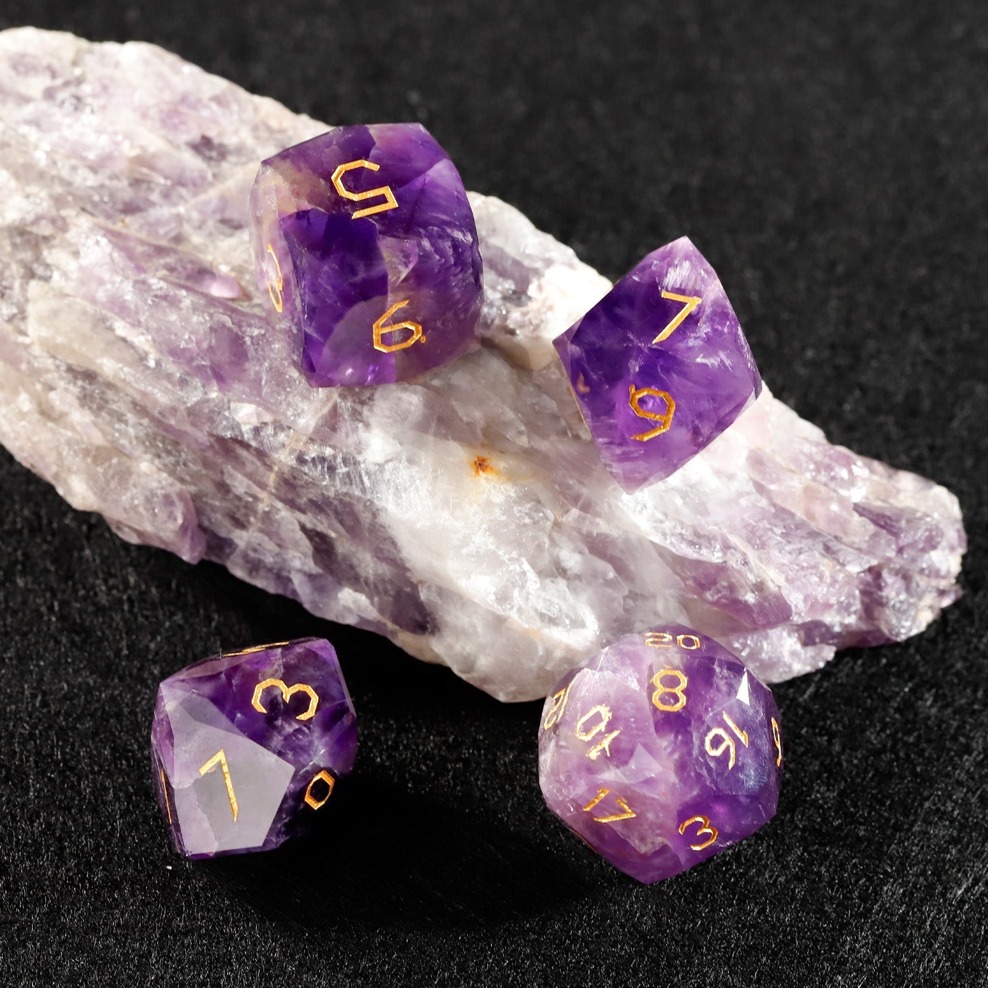 Ensemble de 7 dés en verre Liuli violet taillé en diamant 