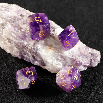 Ensemble de 7 dés en verre Liuli violet taillé en diamant 