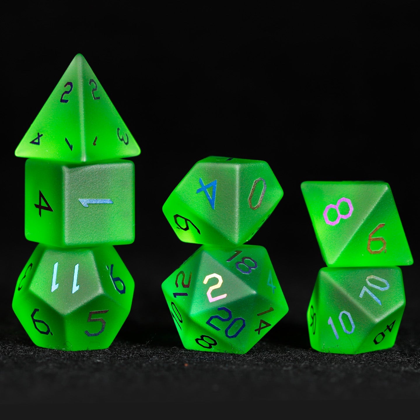 Ensemble de 7 dés polyédriques en verre plaqué vert émeraude 