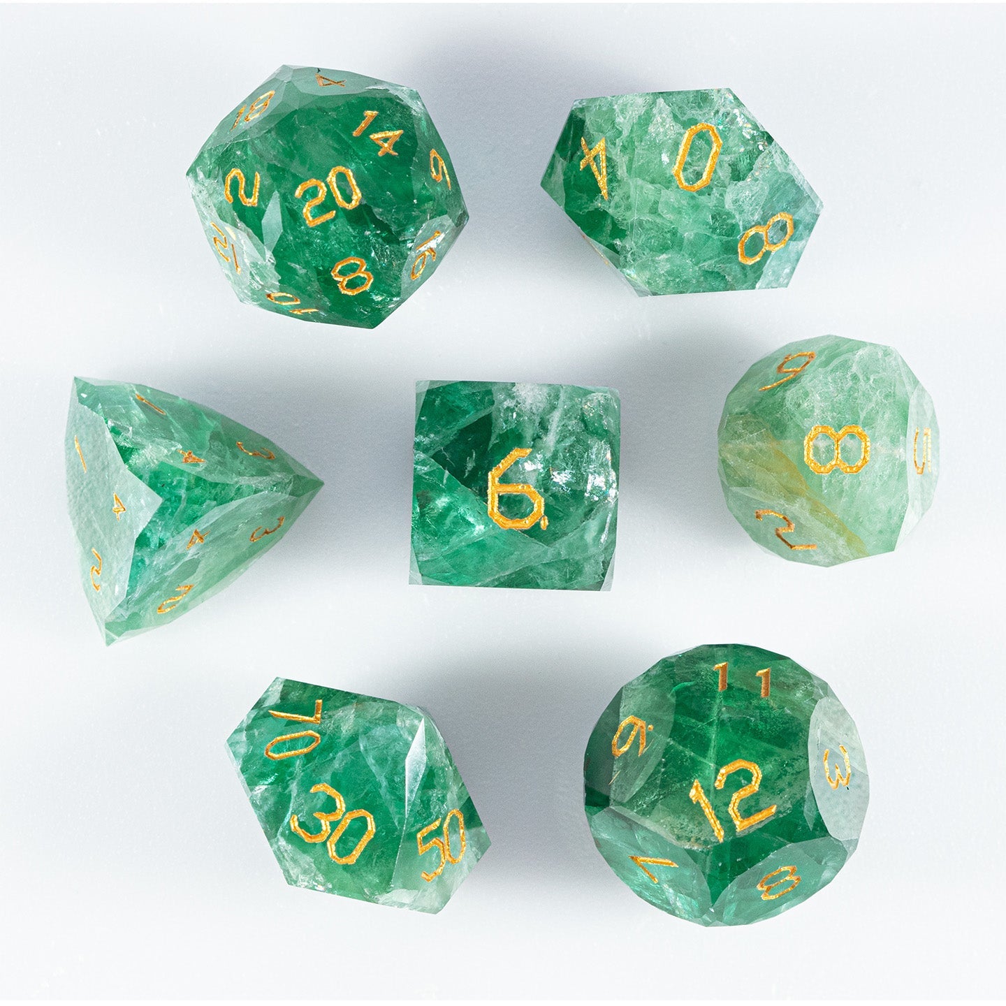 Ensemble de 7 dés en fluorite verte taillée en diamant 