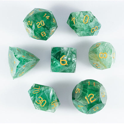 Ensemble de 7 dés en fluorite verte taillée en diamant 