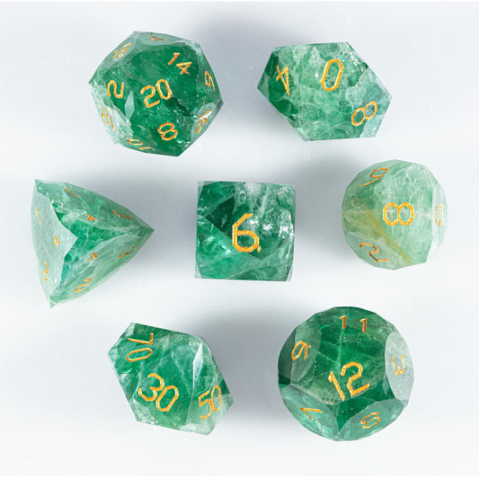 Ensemble de 7 dés en fluorite verte taillée en diamant 