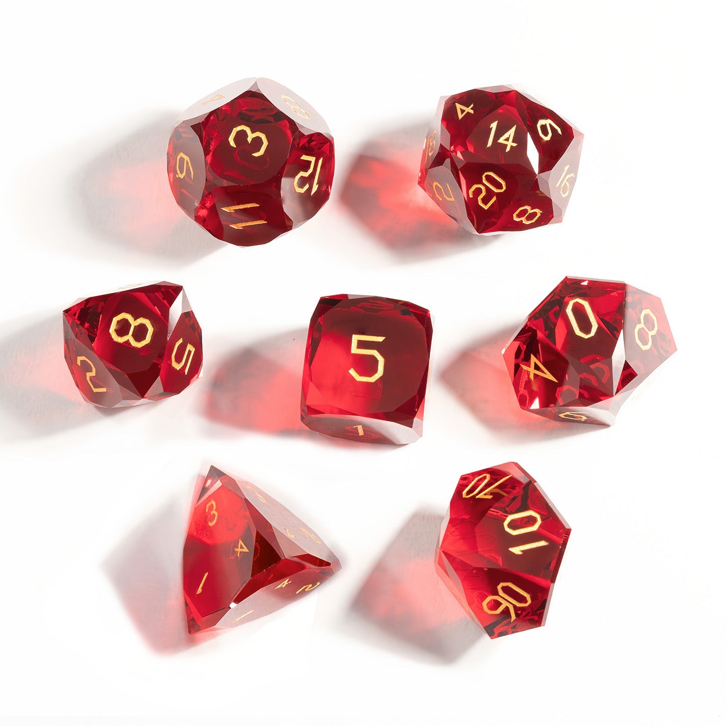 Ensemble de 7 dés en cristal rouge taillé en diamant 