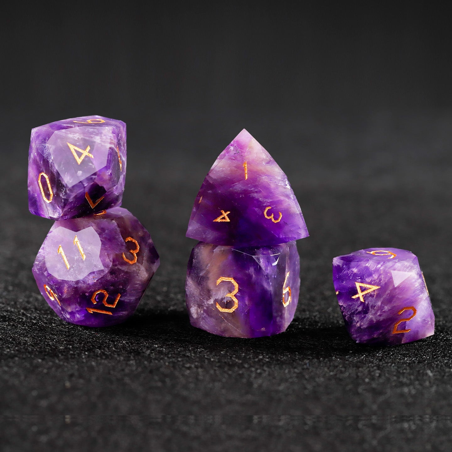 Ensemble de 7 dés en verre Liuli violet taillé en diamant 