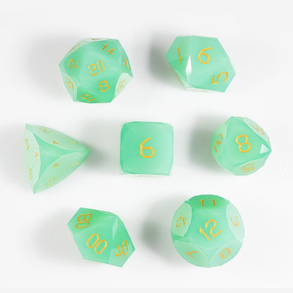 Ensemble de 7 dés en opaline verte taillée en diamant 