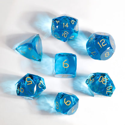 Ensemble de 7 dés en cristal bleu mer taillé en diamant 