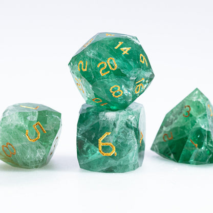 Ensemble de 7 dés en fluorite verte taillée en diamant 
