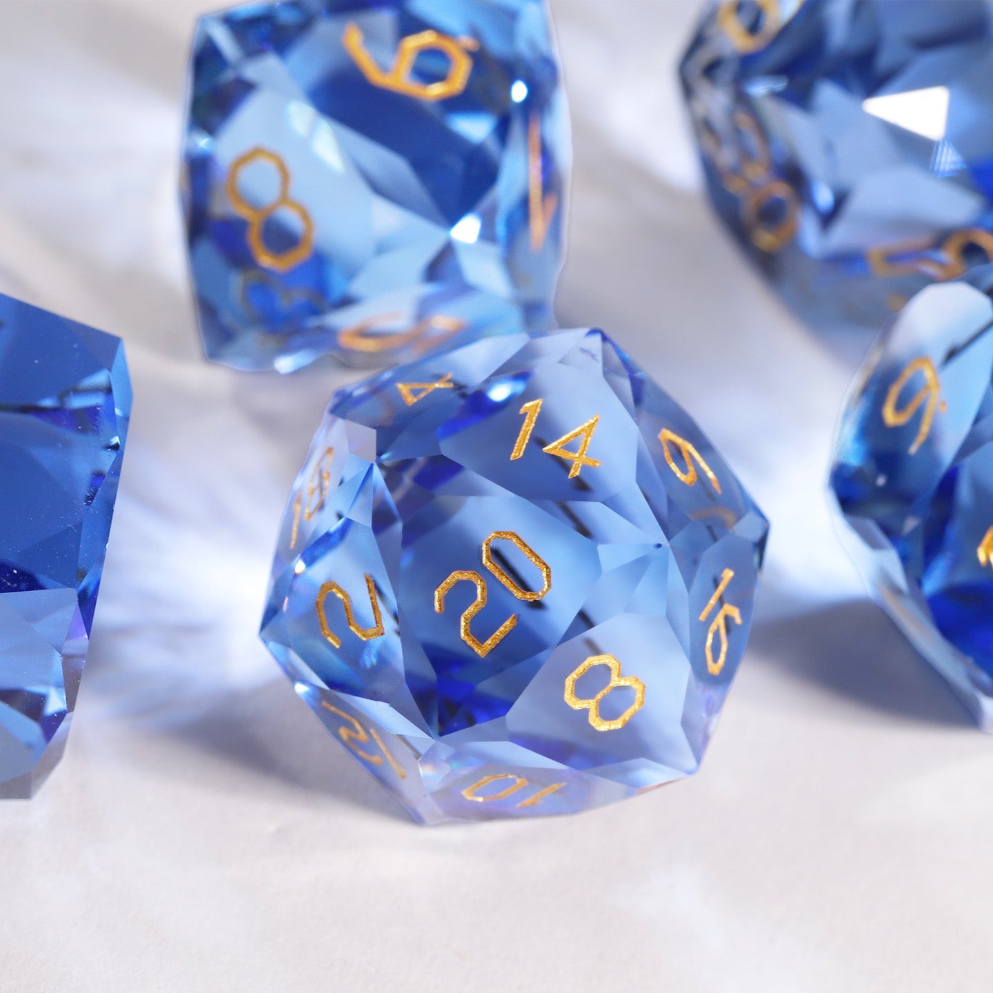 Ensemble de 7 dés en cristal bleu turquoise taillés en diamant 