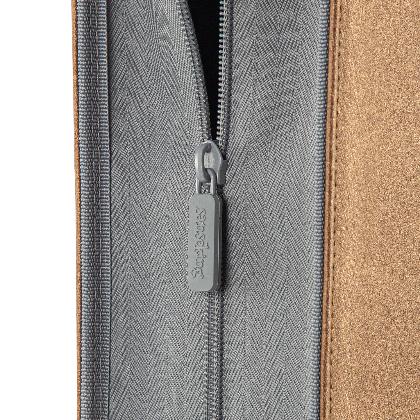 ARK-05 zipper closure detail