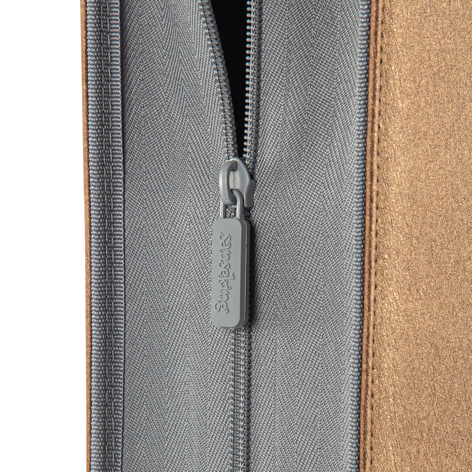 ARK-05 zipper closure detail