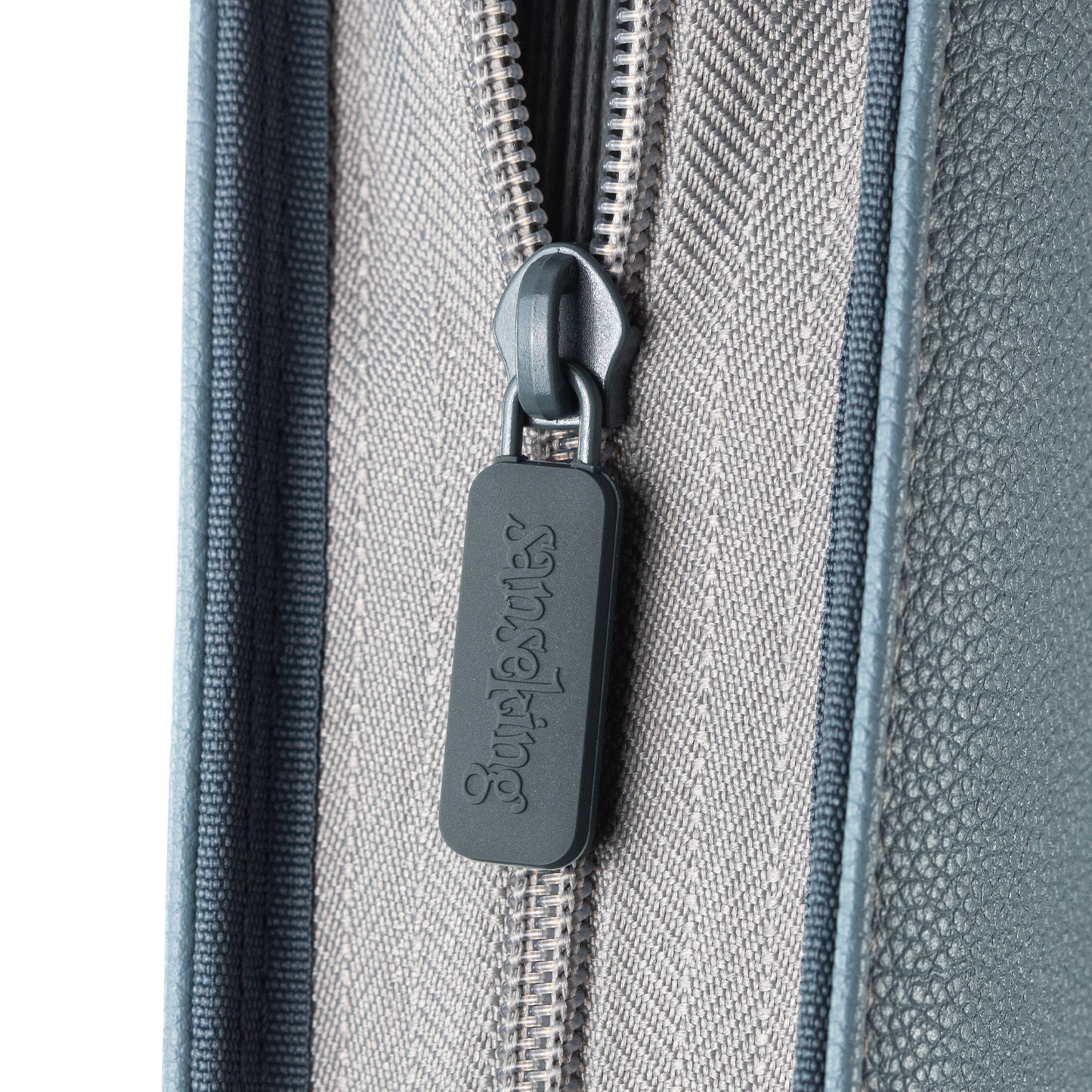 AUREX CR-02 grey card binder zipper detail