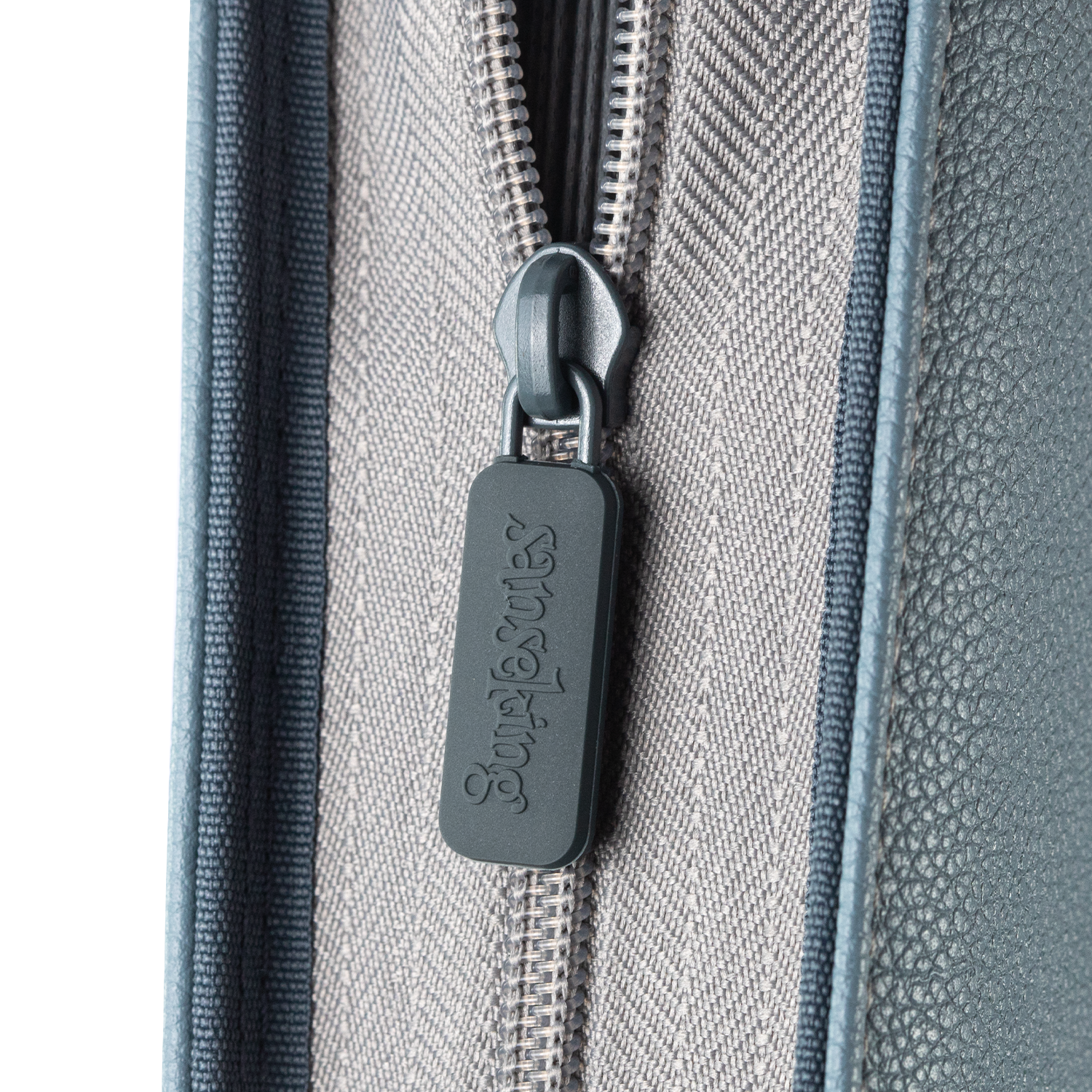AUREX CR-02 grey card binder zipper detail