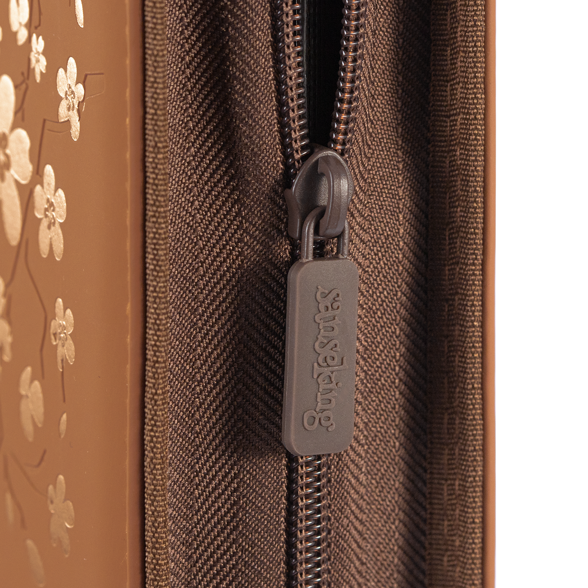 Zip closure detail on the Brown SAKURA Art Series card binder