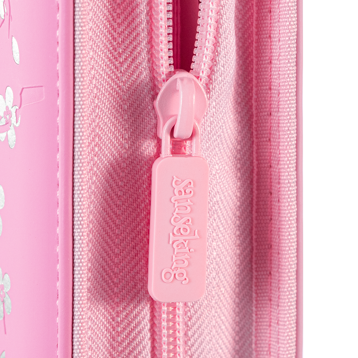 Zip closure detail on the Pink SAKURA Art Series card binder