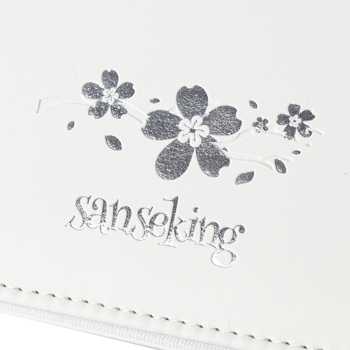 Cherry blossom Sanseking logo detail on the White SAKURA card binder