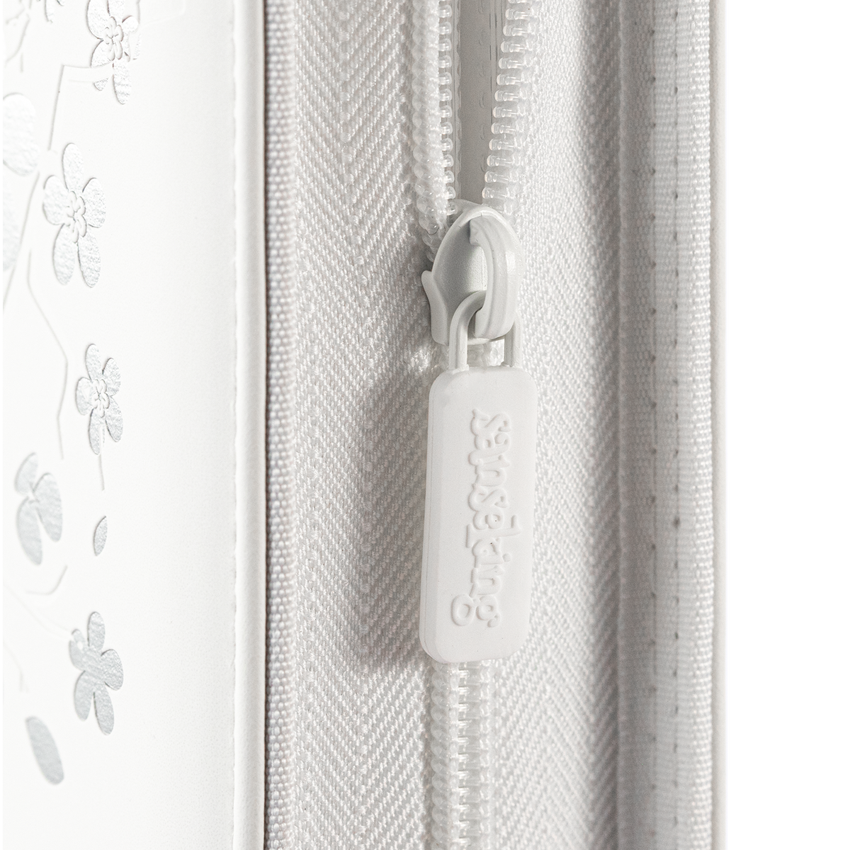 Zip closure detail on the White SAKURA Art Series card binder