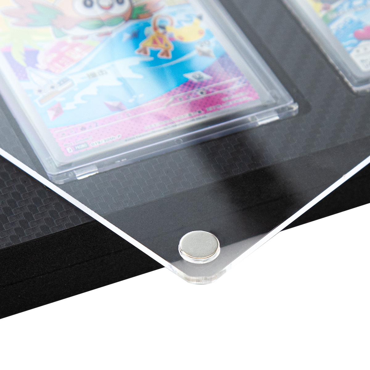 Magnetic corner closure on carbon-fiber-finish display frame