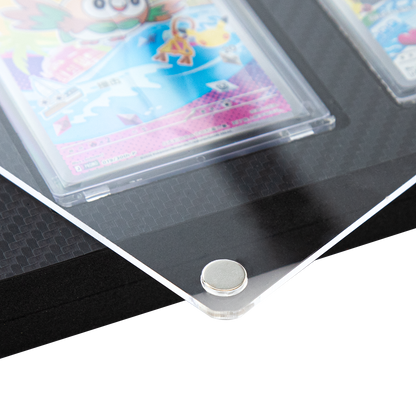 Magnetic corner closure on carbon-fiber-finish display frame