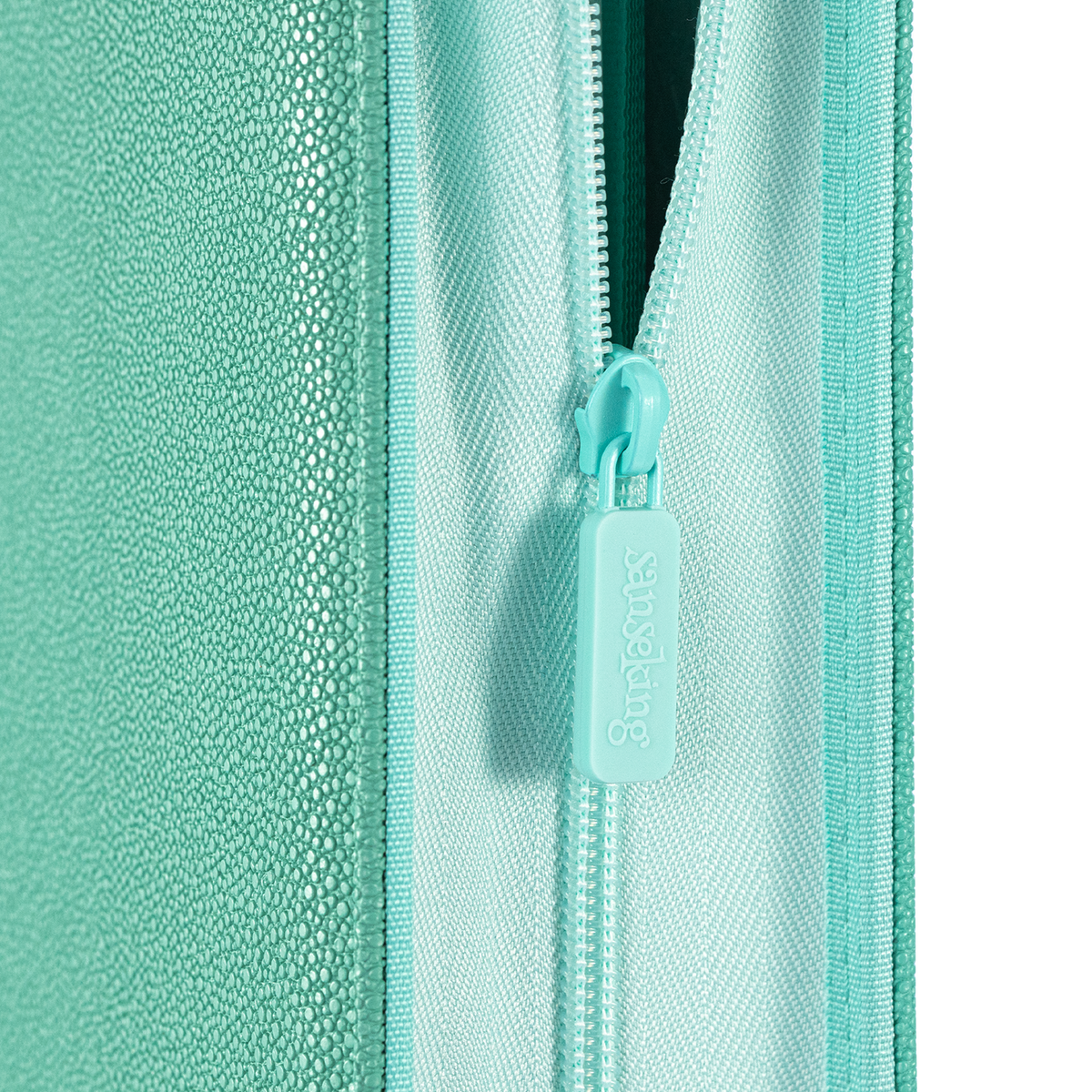 Sanseking PORT Green 9-pocket toploader binder smooth branded zipper detail